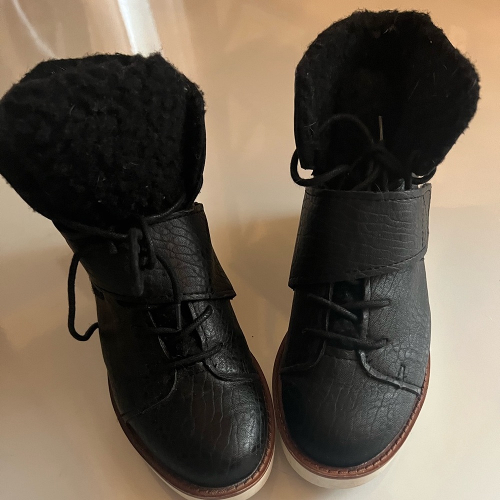 Simply Vera Wang cute boots!! Size 6.5 EUC